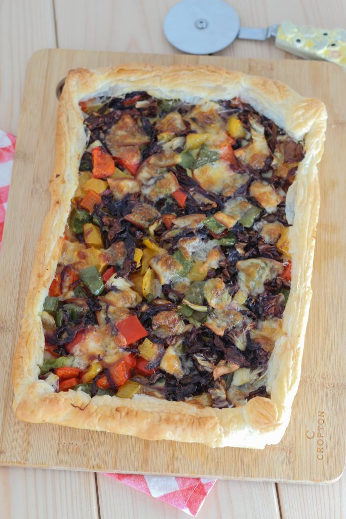 torta salgada de massa folhada com pimentões, cebola e scamorza