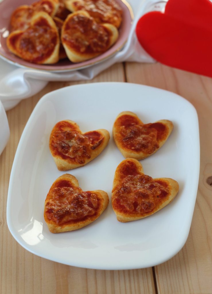 pizzinhas em forma de coração com base de pizza pronta