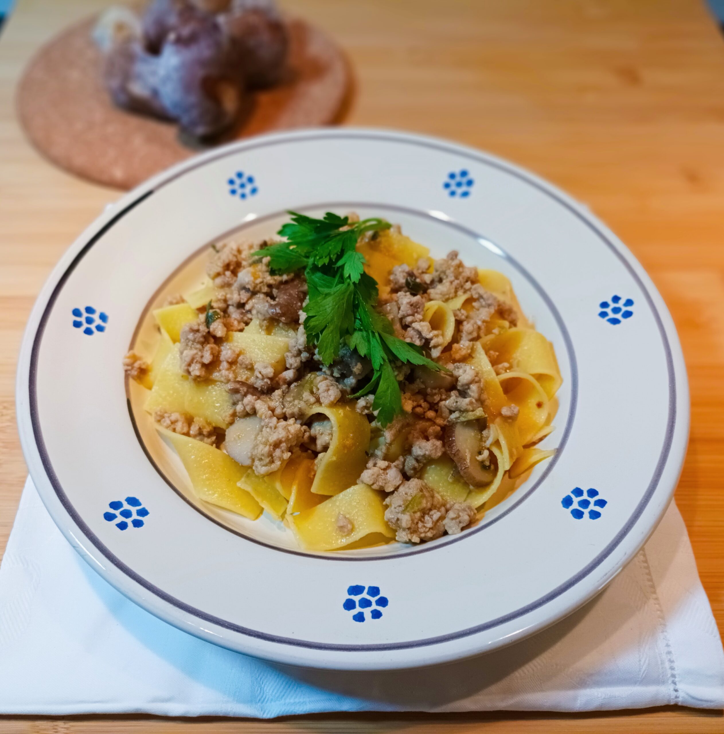 Pappardelle com carne e porcini