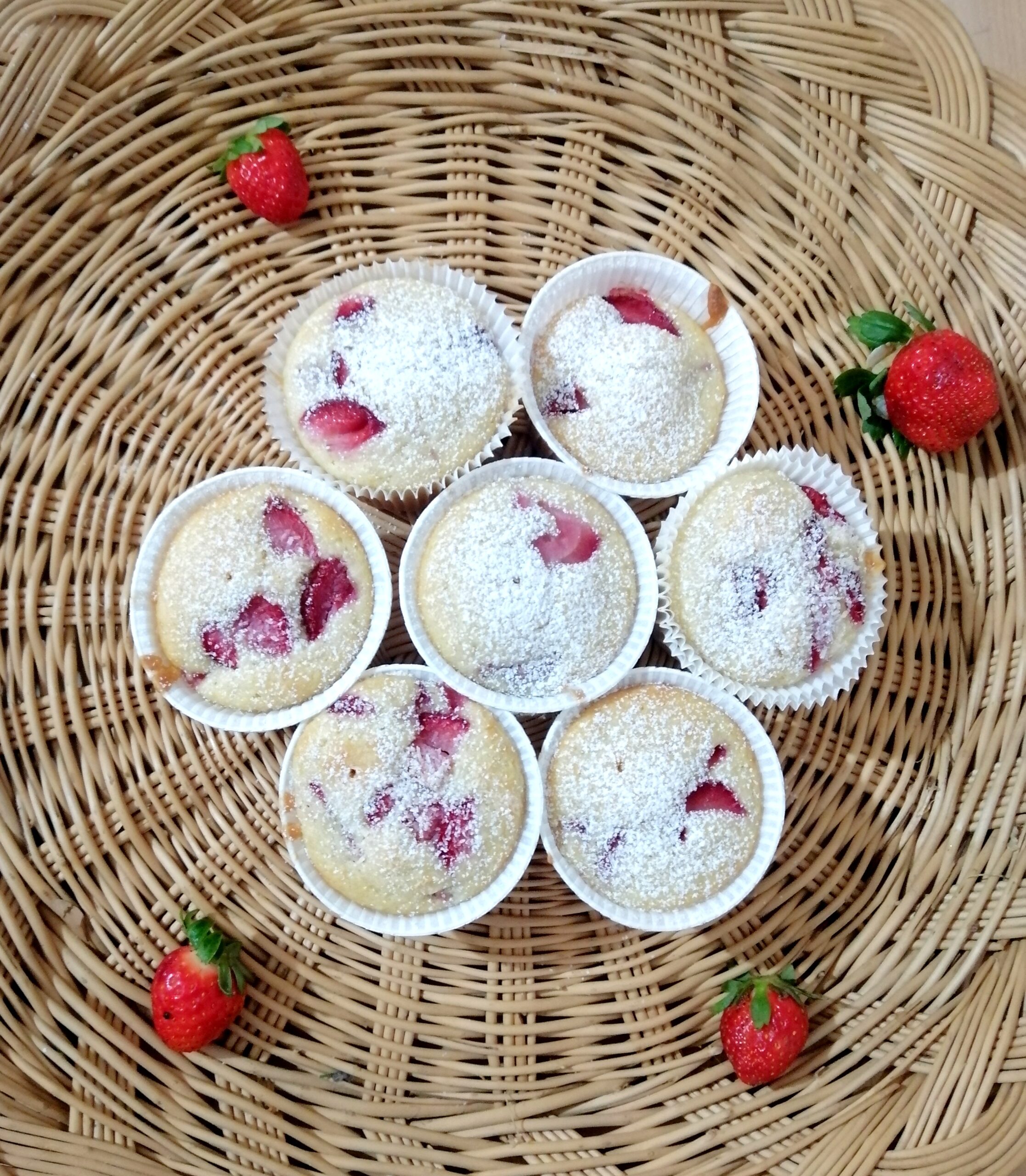 Muffins de coco e morangos
