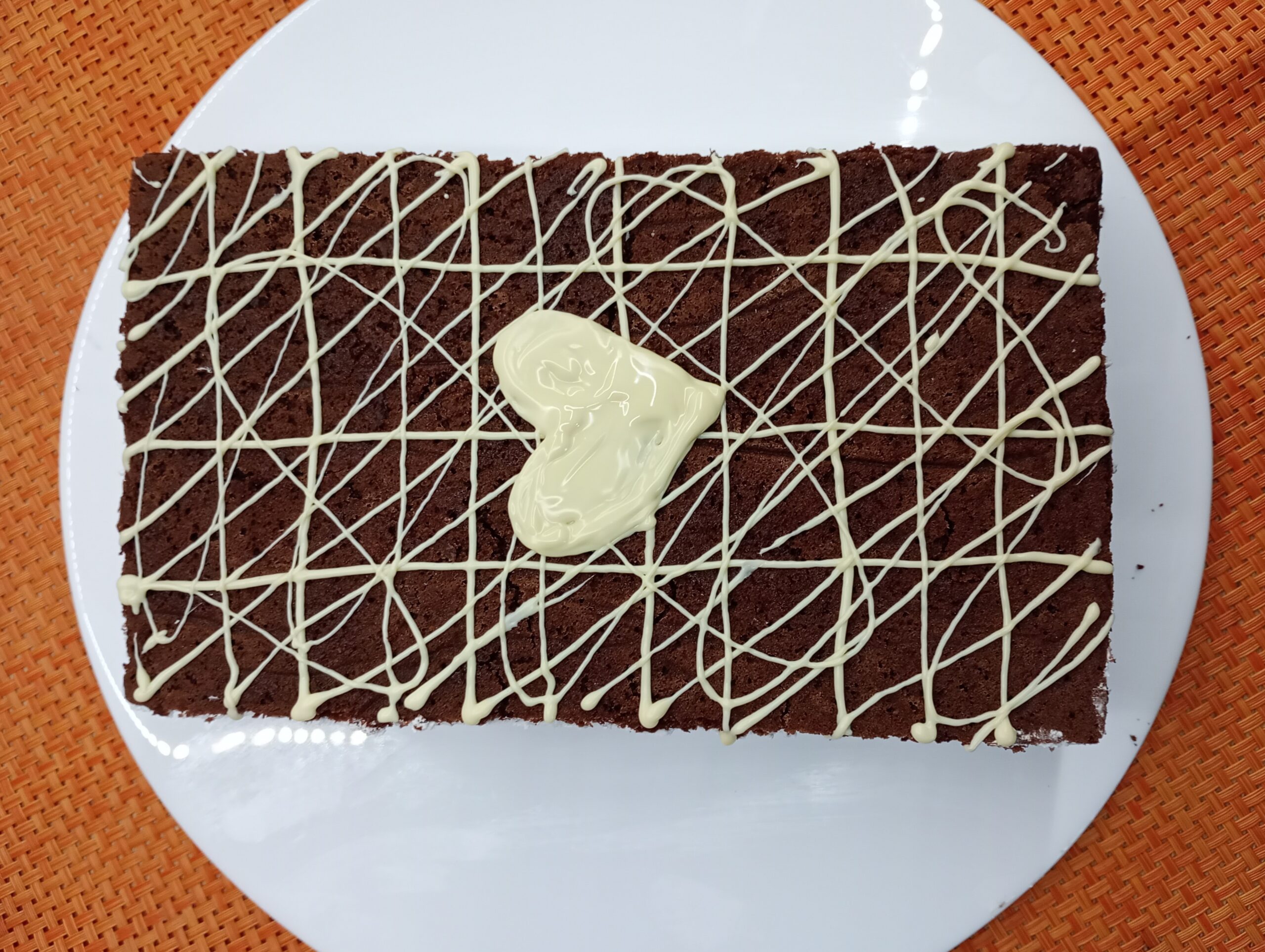 Bolo de cacau com creme de chantilly e iogurte