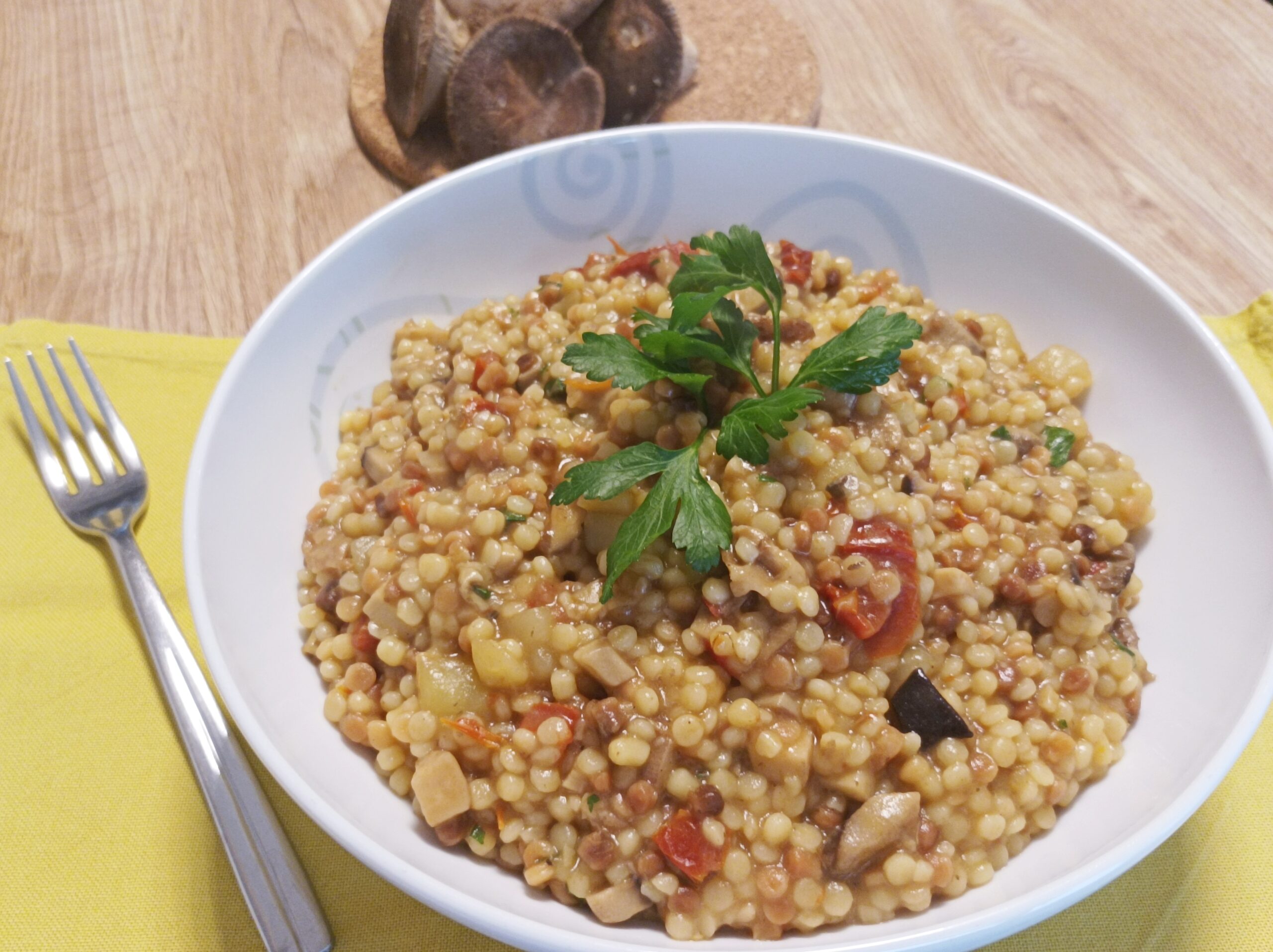 Fregola com cogumelos, batatas e tomates secos