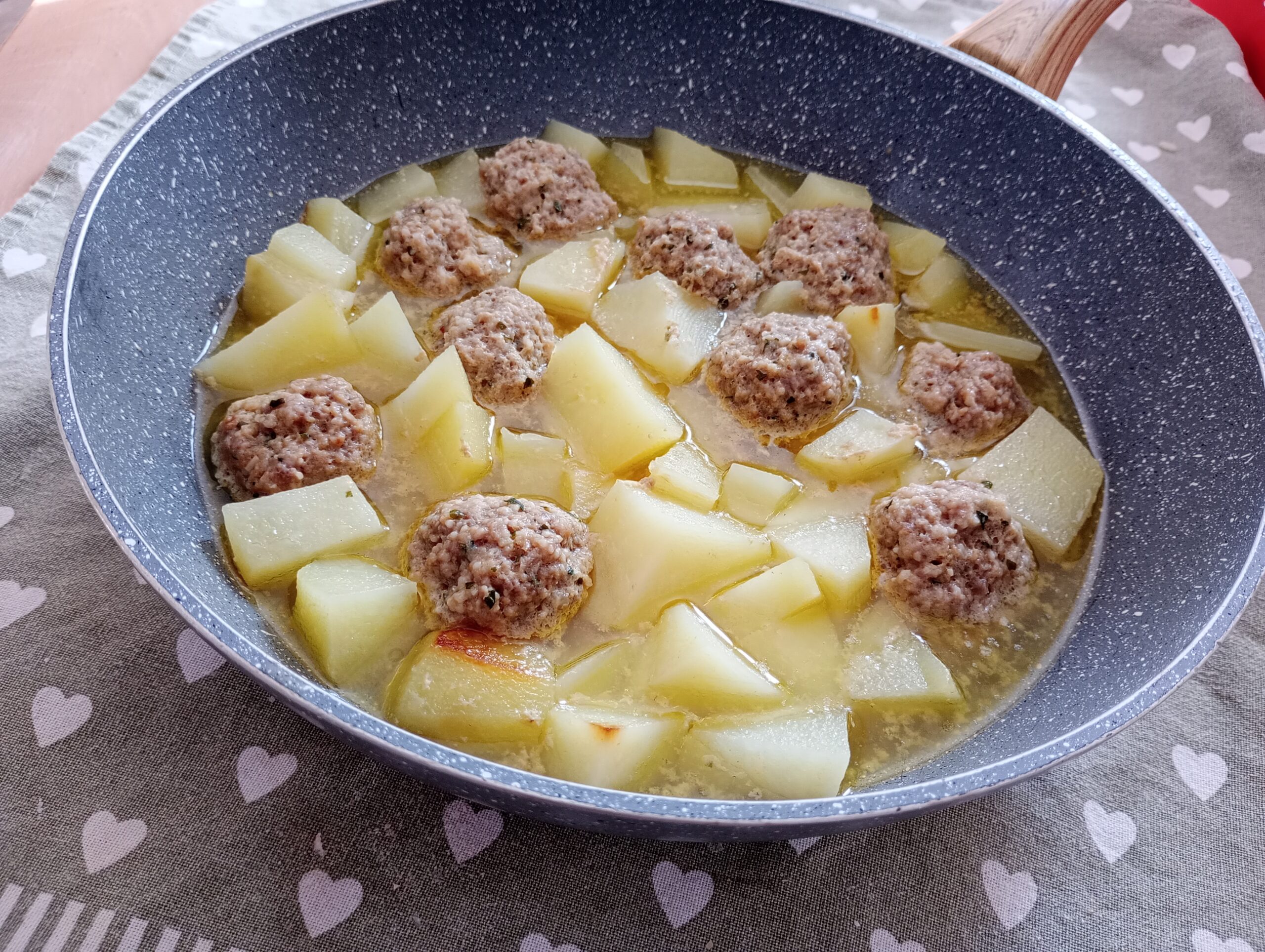 Almôndegas e batatas ensopadas