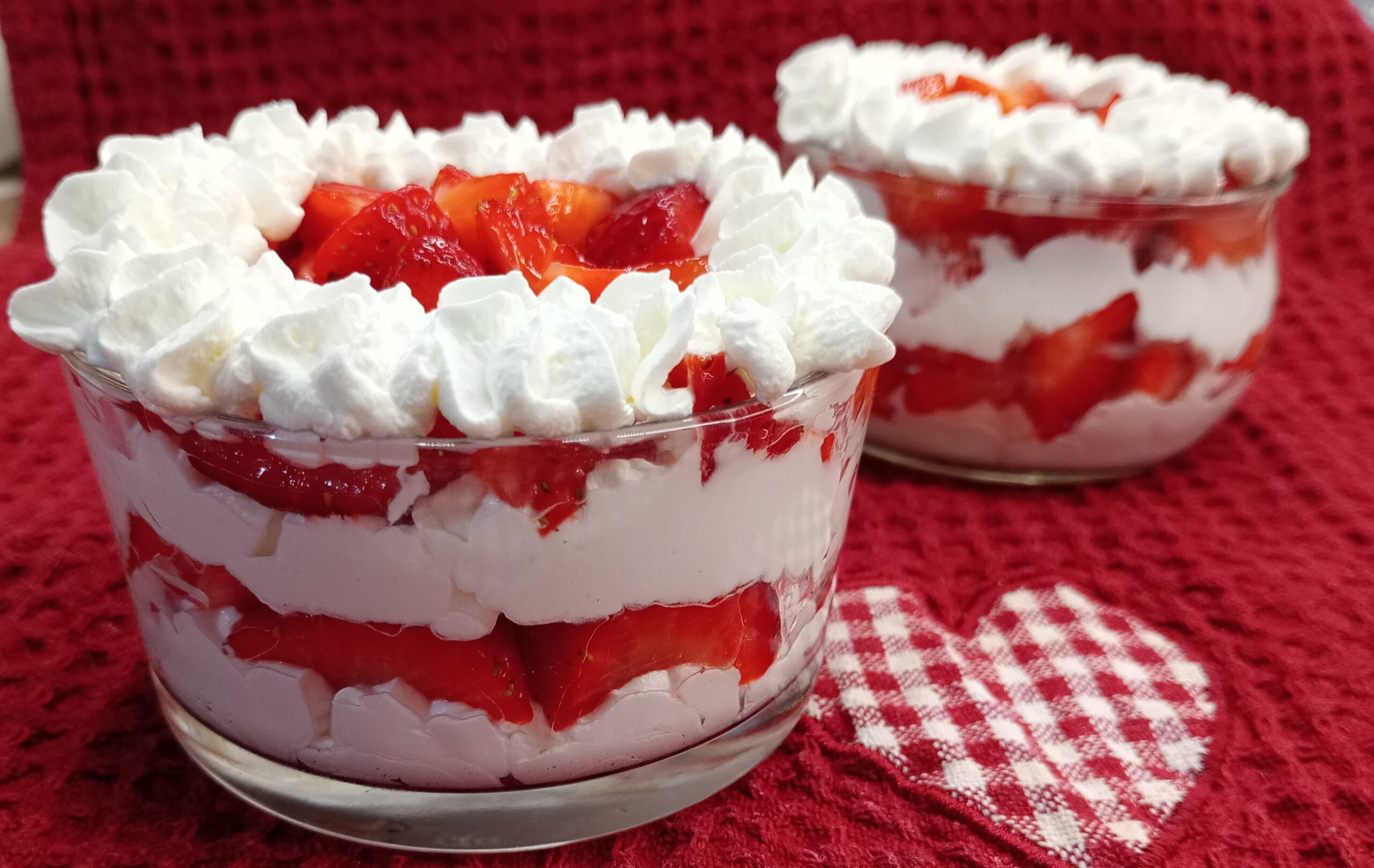 Taças de morango com creme de chantilly e iogurte