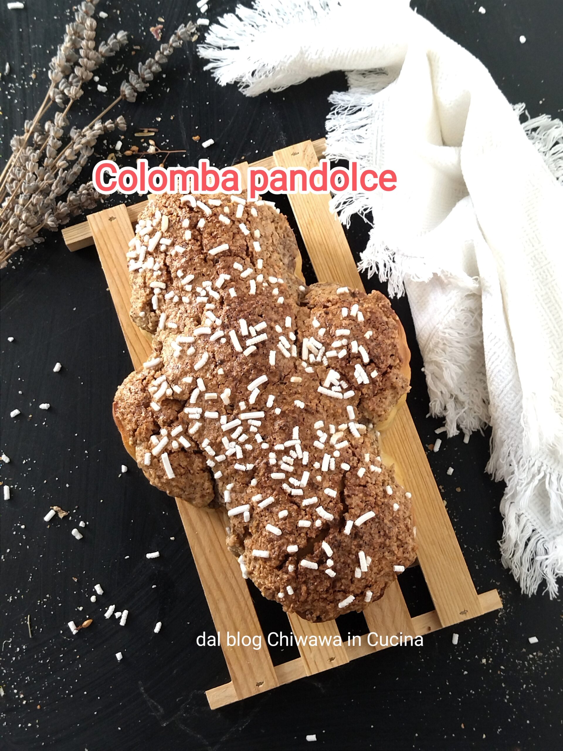 Colomba pandolce com compota de pêra e pêras caramelizadas