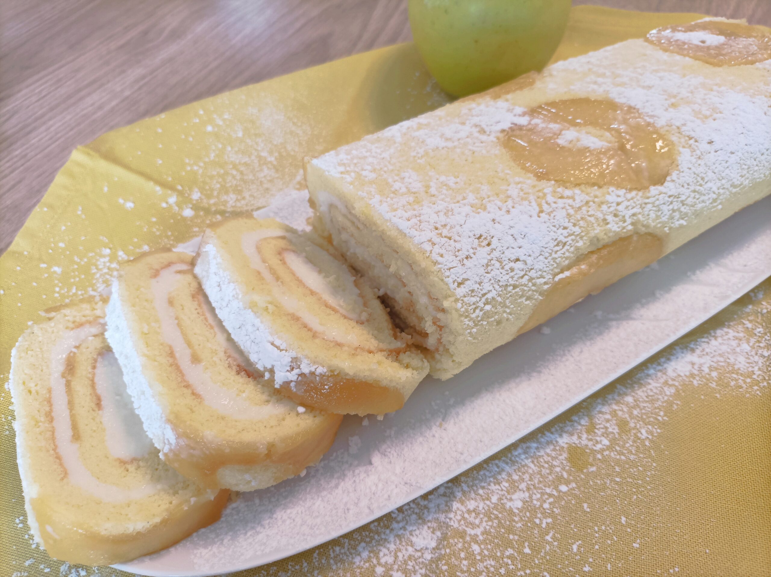 Rocambole com creme de leite e maçã caramelizada