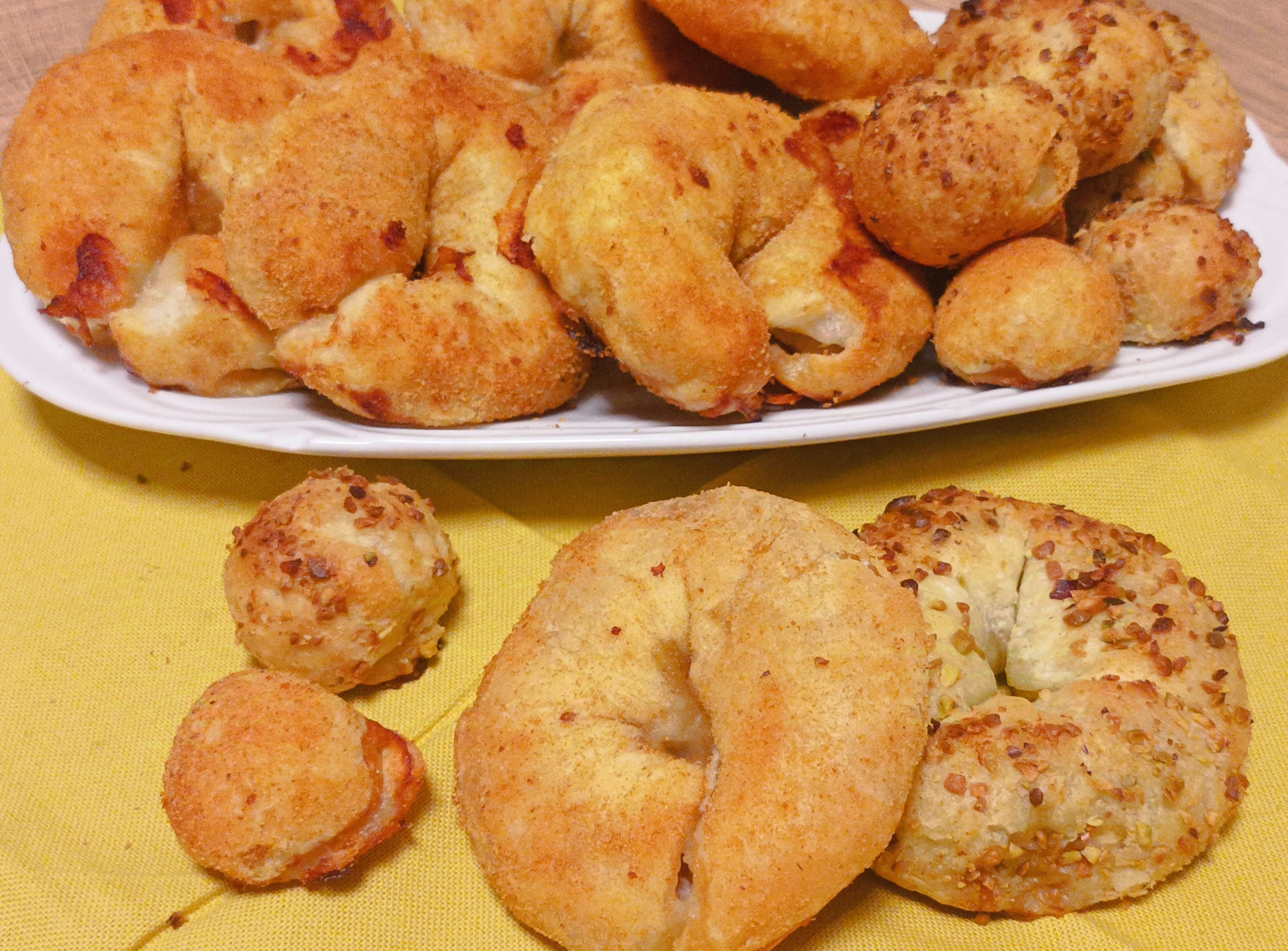 Rosquinhas e bolinhos de carne na crosta