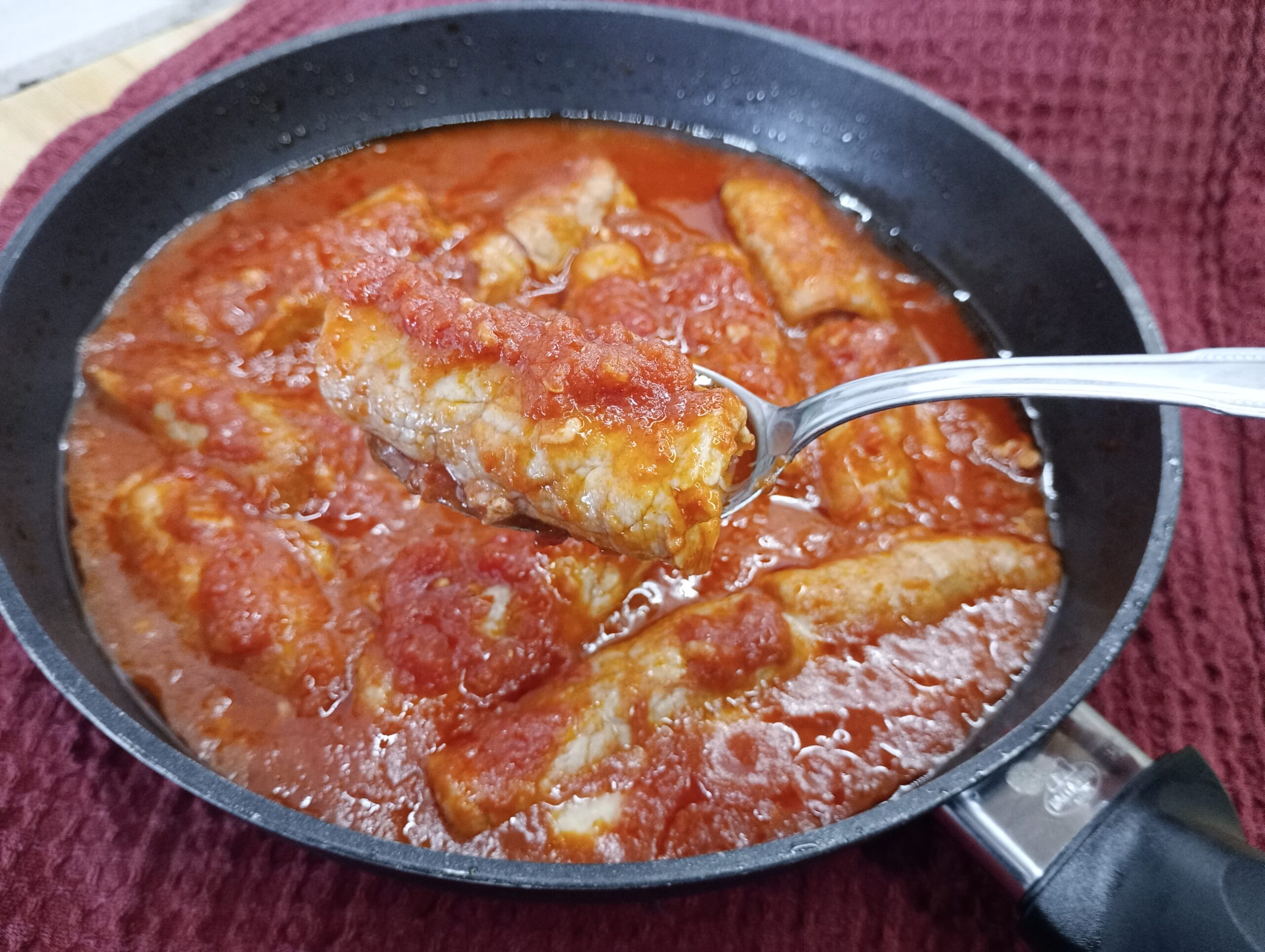 Rolinhos de porco ao molho de tomate