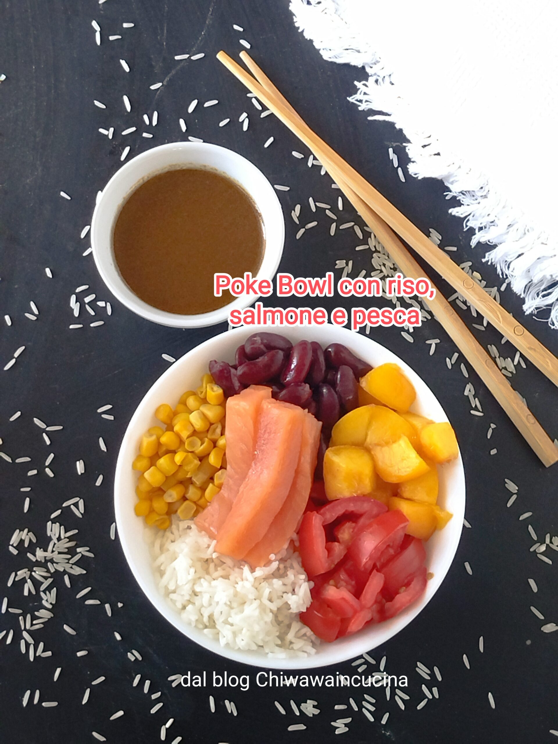 Poke bowl com arroz, salmão e pêssego