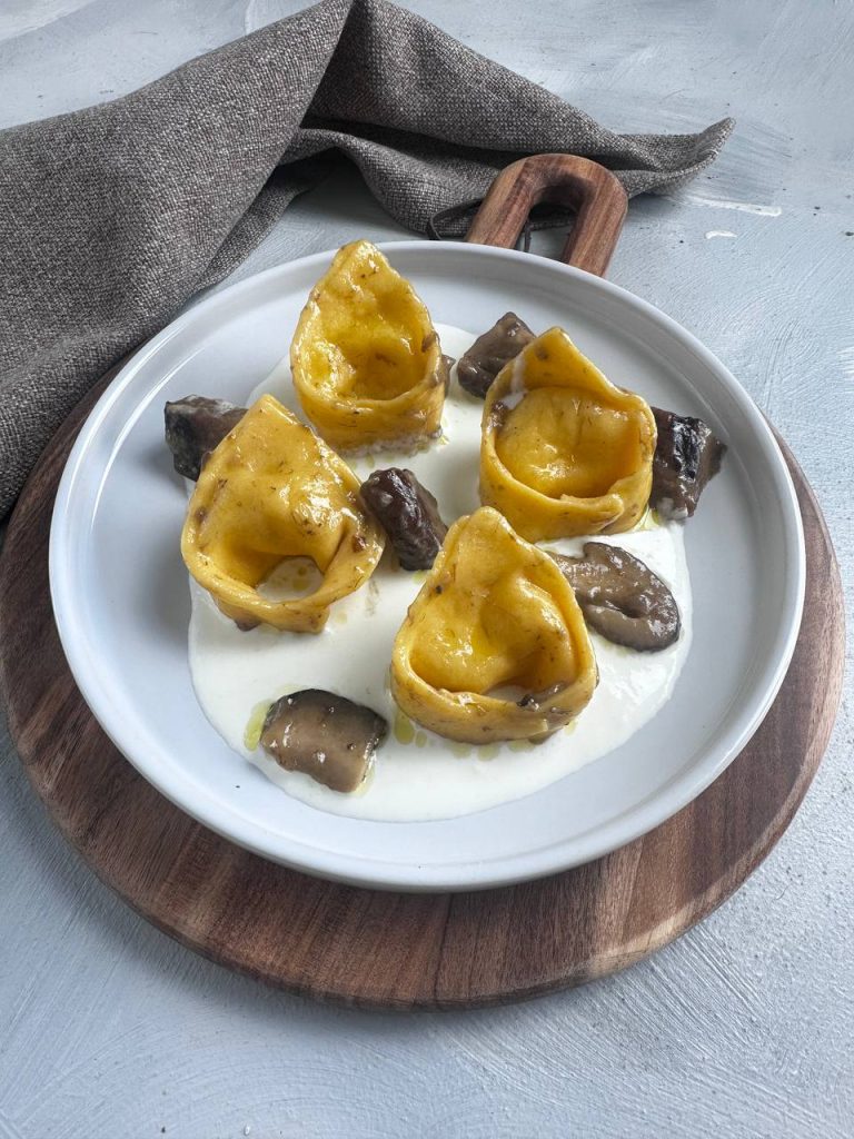TORTELLI DE BATATA SOBRE CREME DE BURRATA