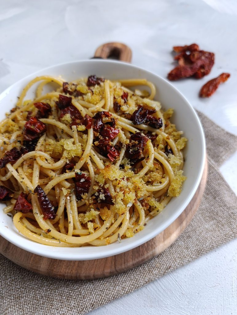 Spaghetti com pão e tomates secos