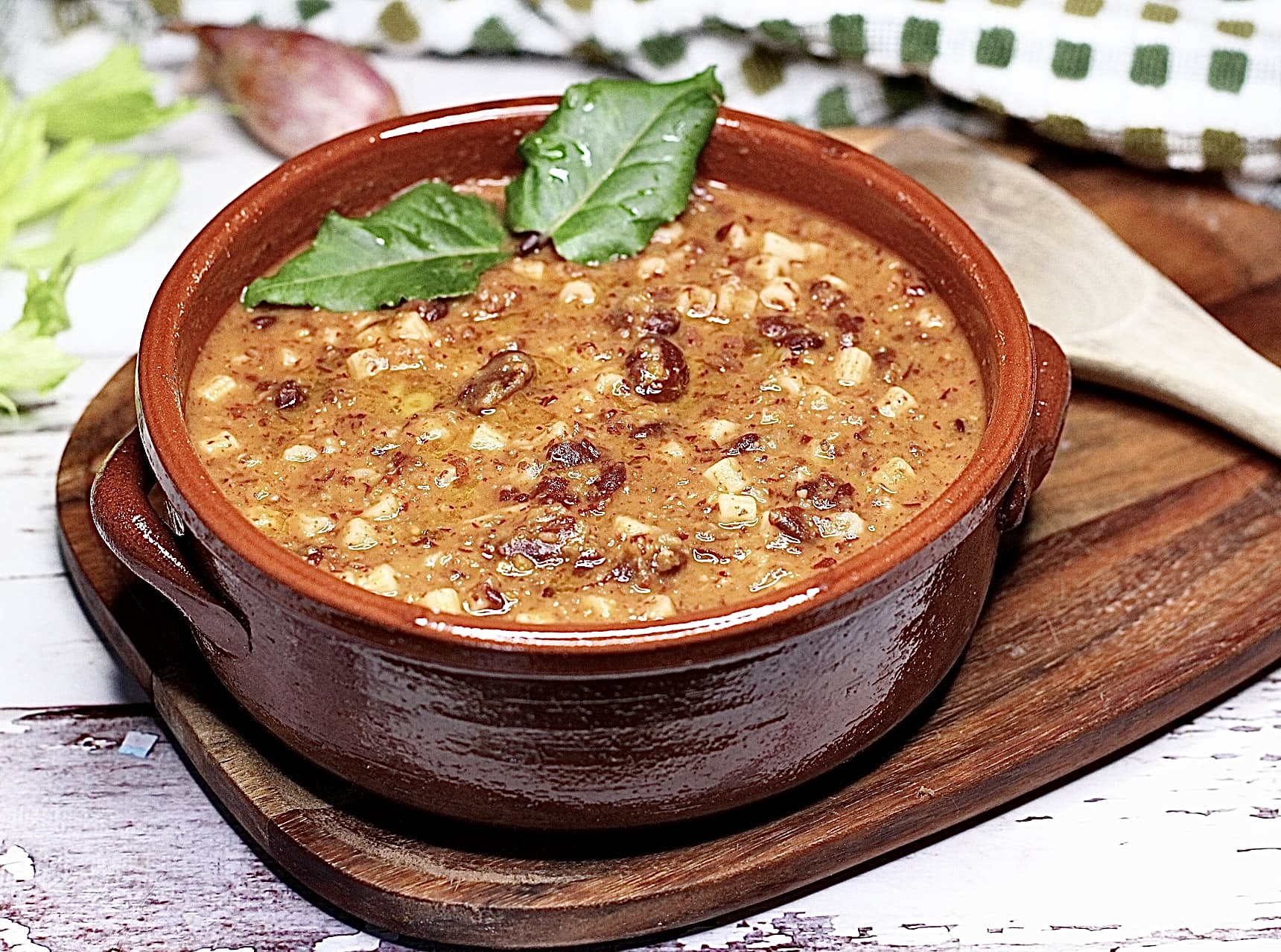 Pasta e feijão cremosa.