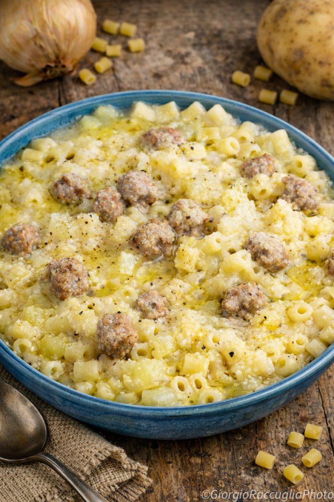 Macarrão com batatas e almôndegas