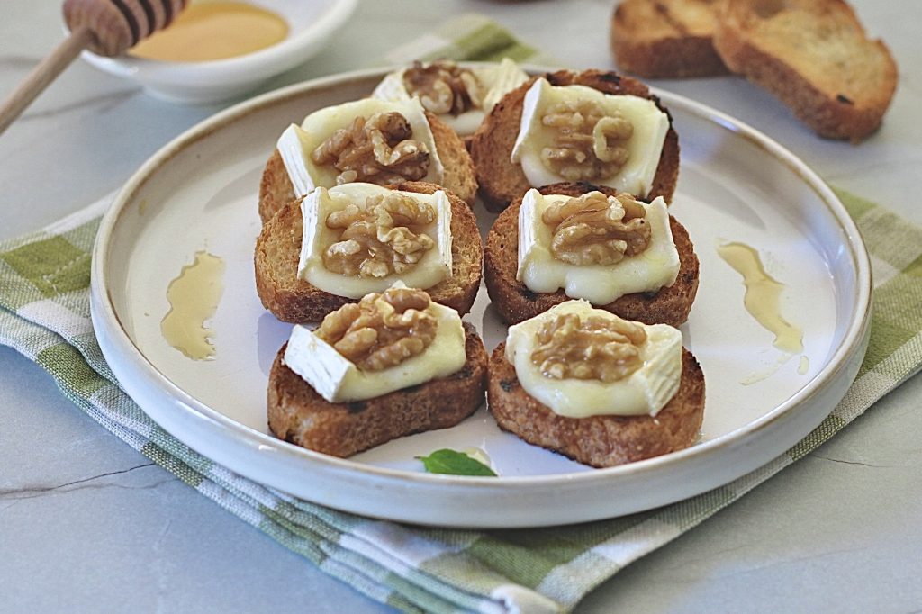 Crostini com queijo e nozes, cremosos e derretidos, perfeitos para festas!