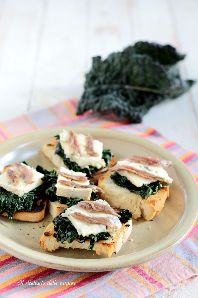Crostini: couve negra e roquefort