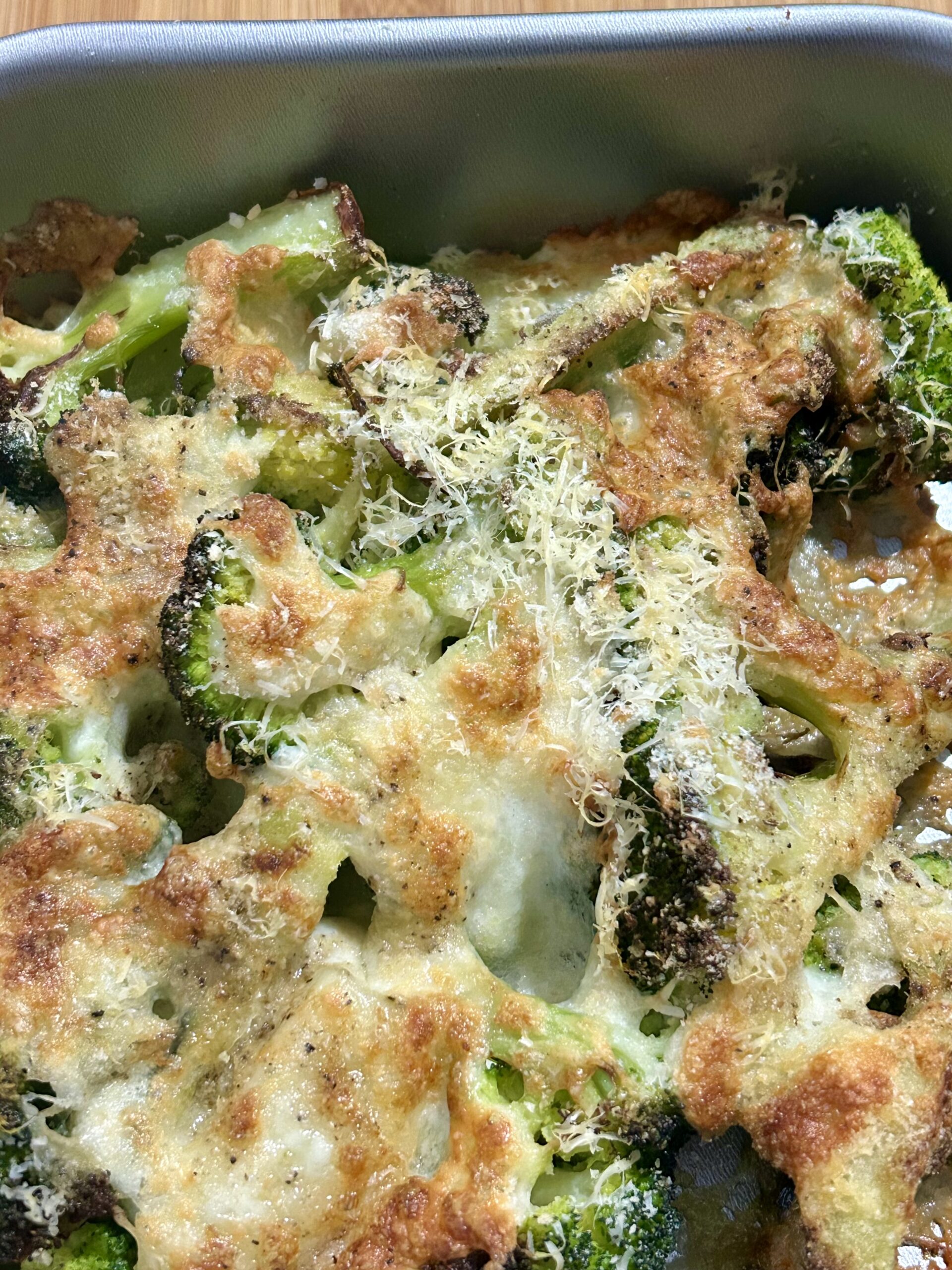 Brócolis gratinados na fritadeira sem óleo, crocantes e saborosos