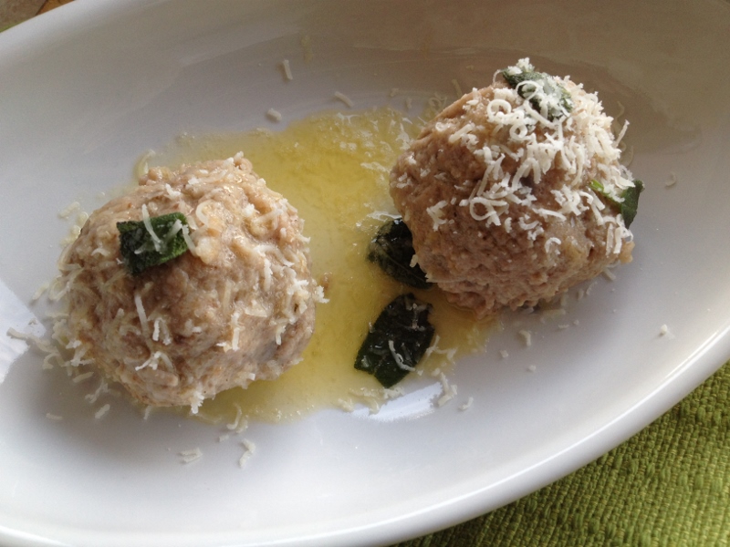 Canederli salsicha cebola e parmesão