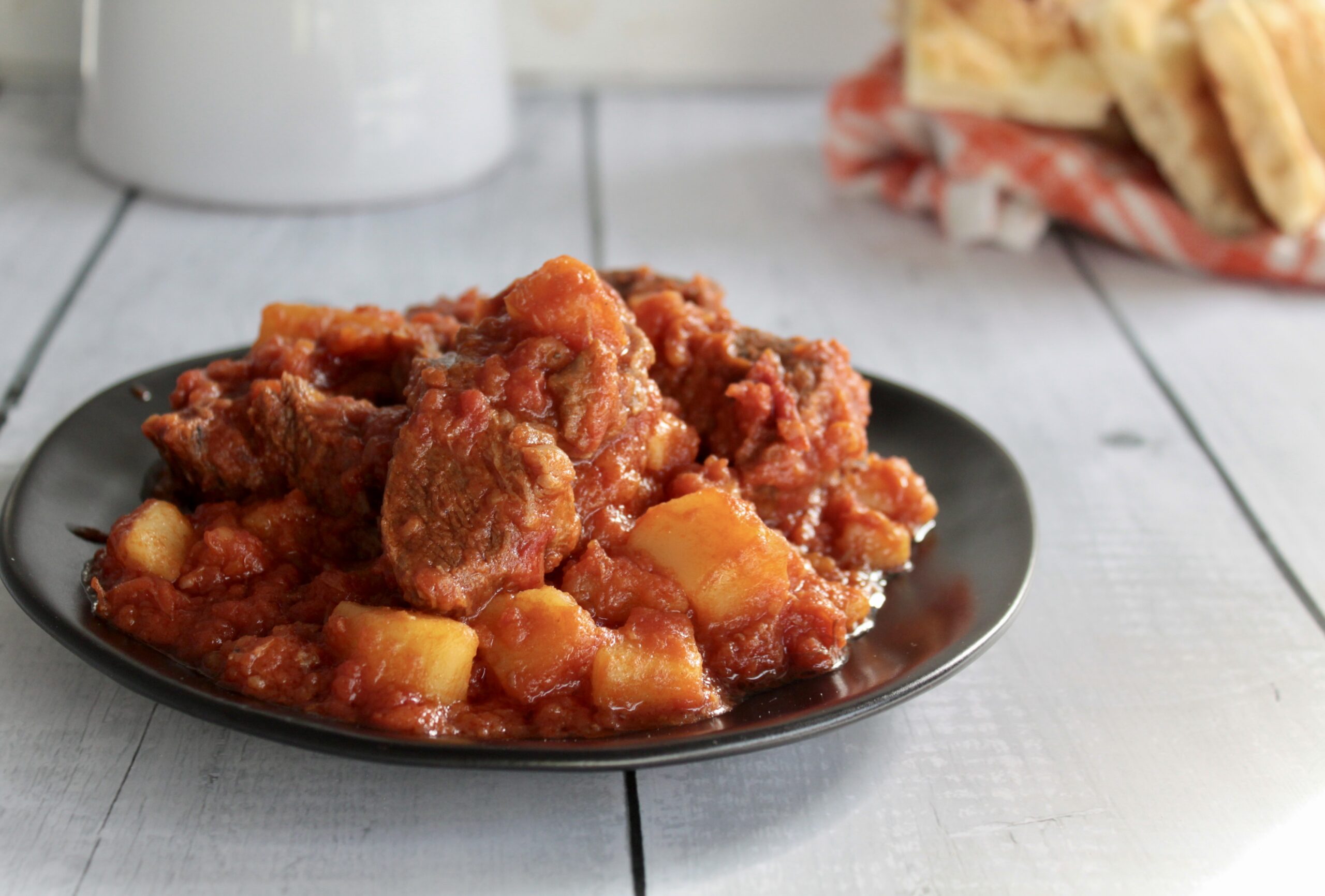 Ensopado ao molho com batatas macias como antigamente