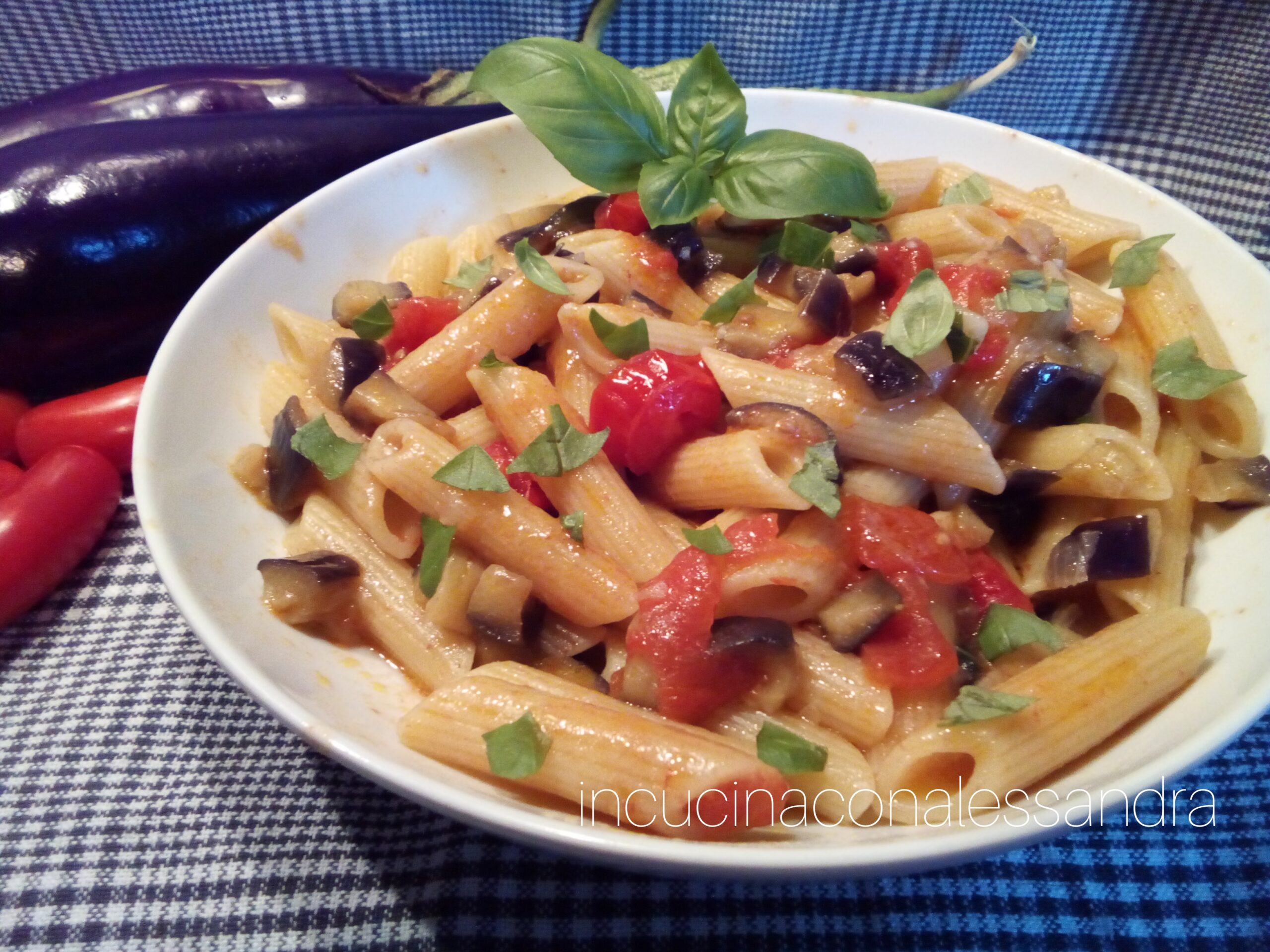 MACARRÃO COM BERINJELA E TOMATINHOS