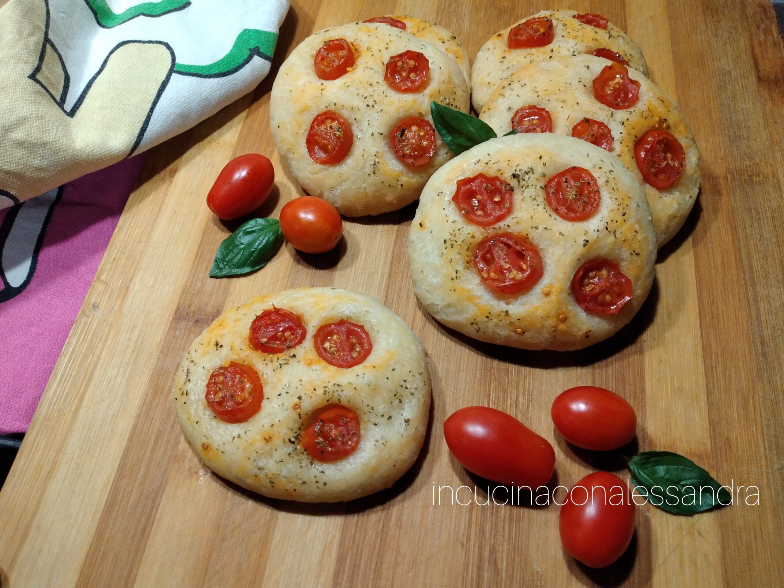 Pãezinhos macios com tomatinhos