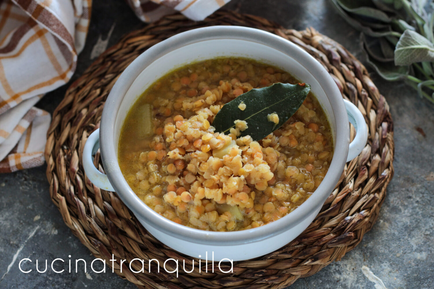 Sopa de lentilhas vermelhas e batatas