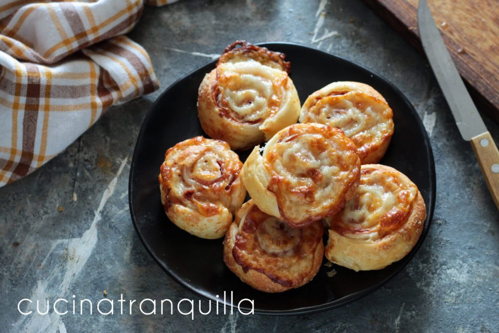 Enroladinhos de massa folhada com queijo e speck