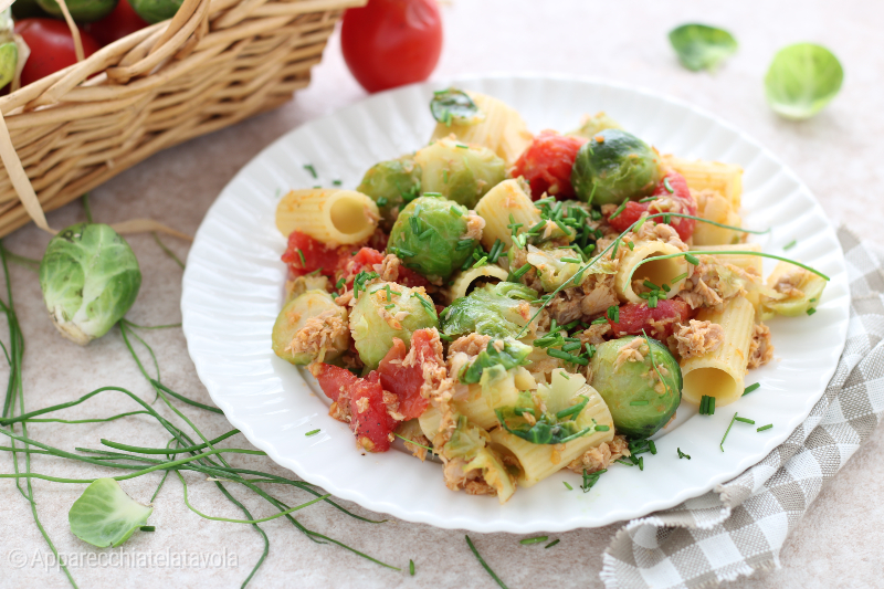 MACARRÃO COM COUVE-DE-BRUXELAS E ATUM