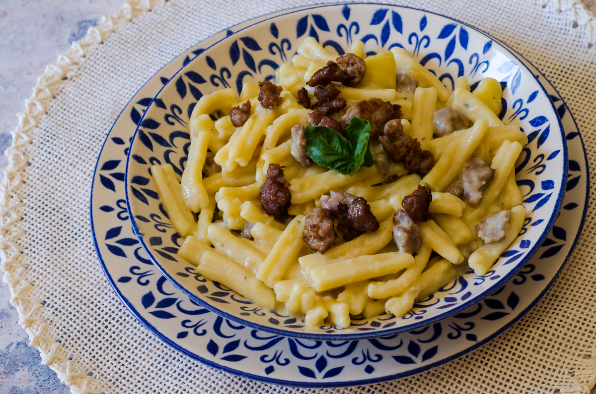 Massa com creme de batatas e linguiça