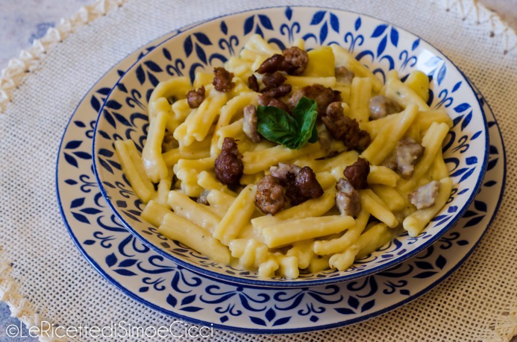 Massa com creme de batatas e linguiça