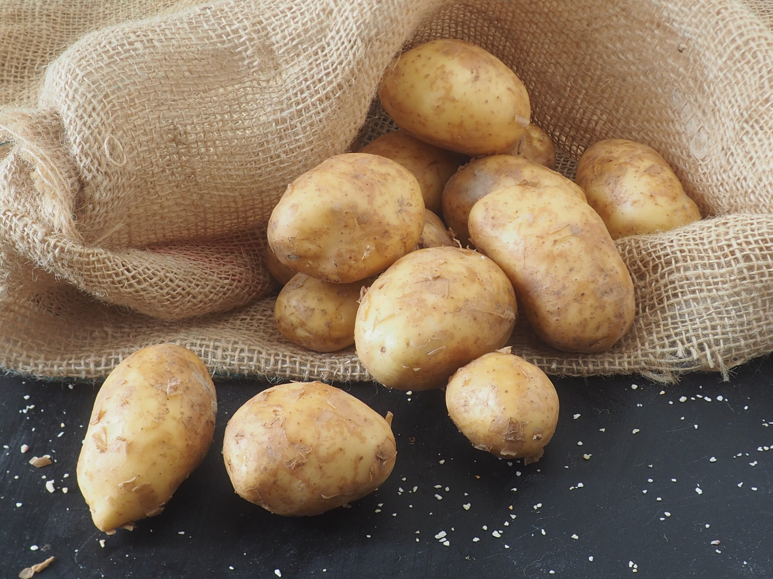 Como se faz: limpar batatas novas