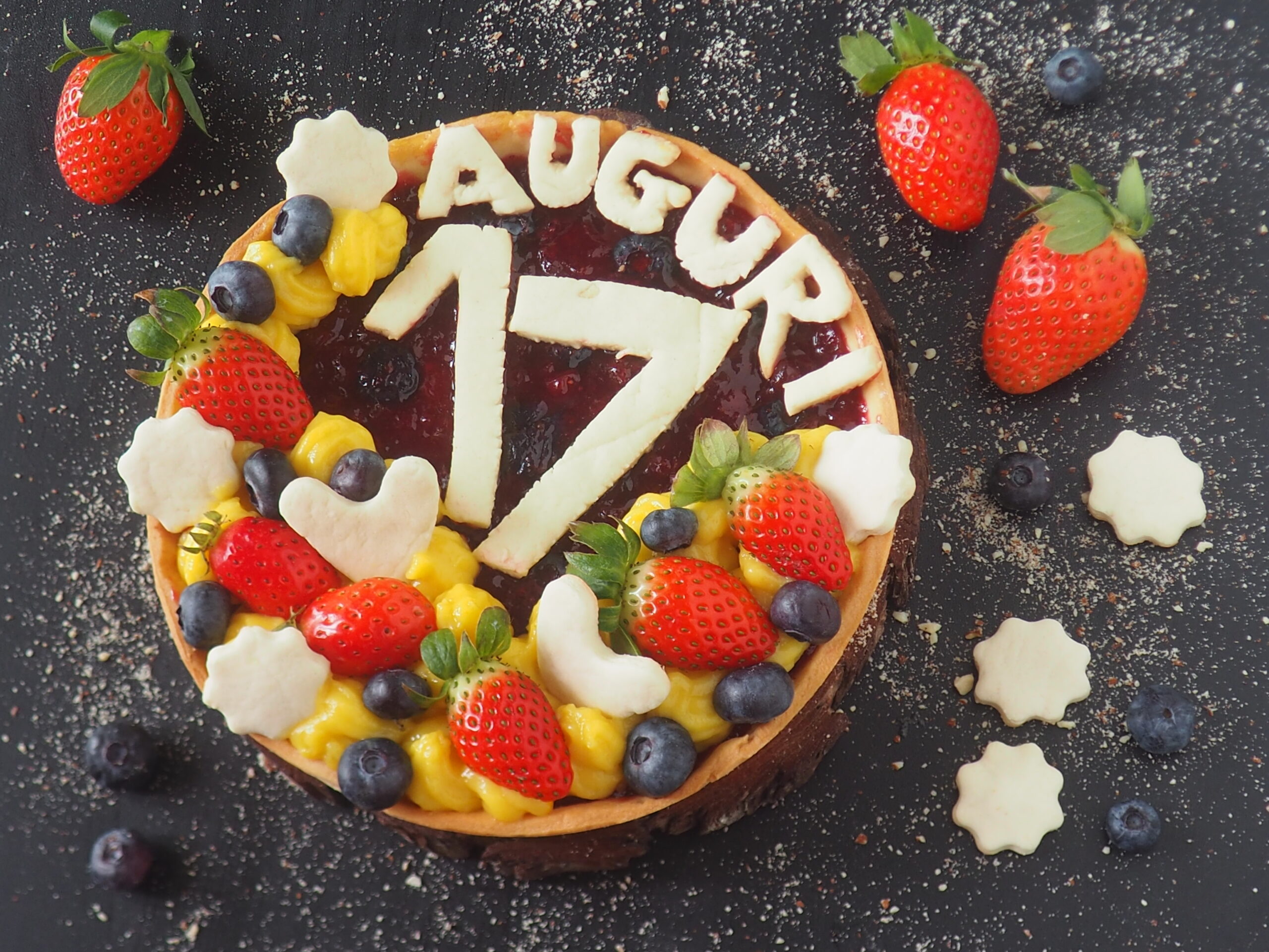 Torta com mirtilos, morangos e geleia de mirtilos vermelhos