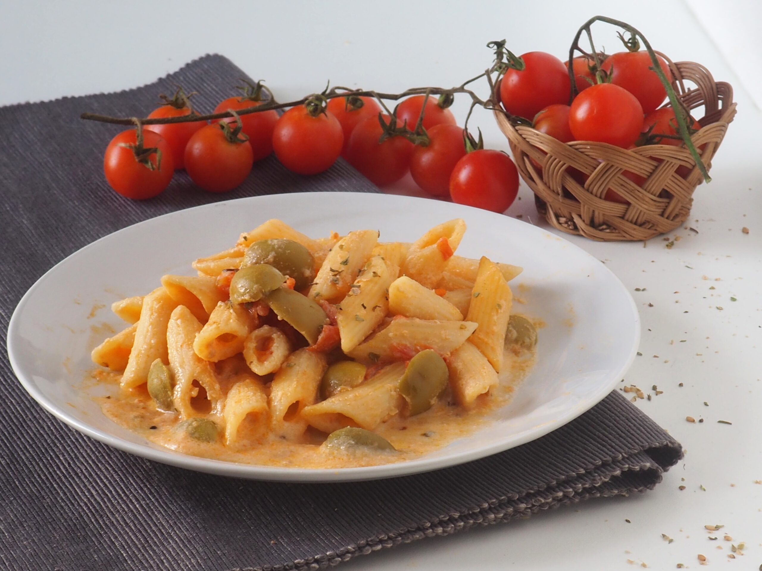 Mezze penne com ricota e tomatinhos