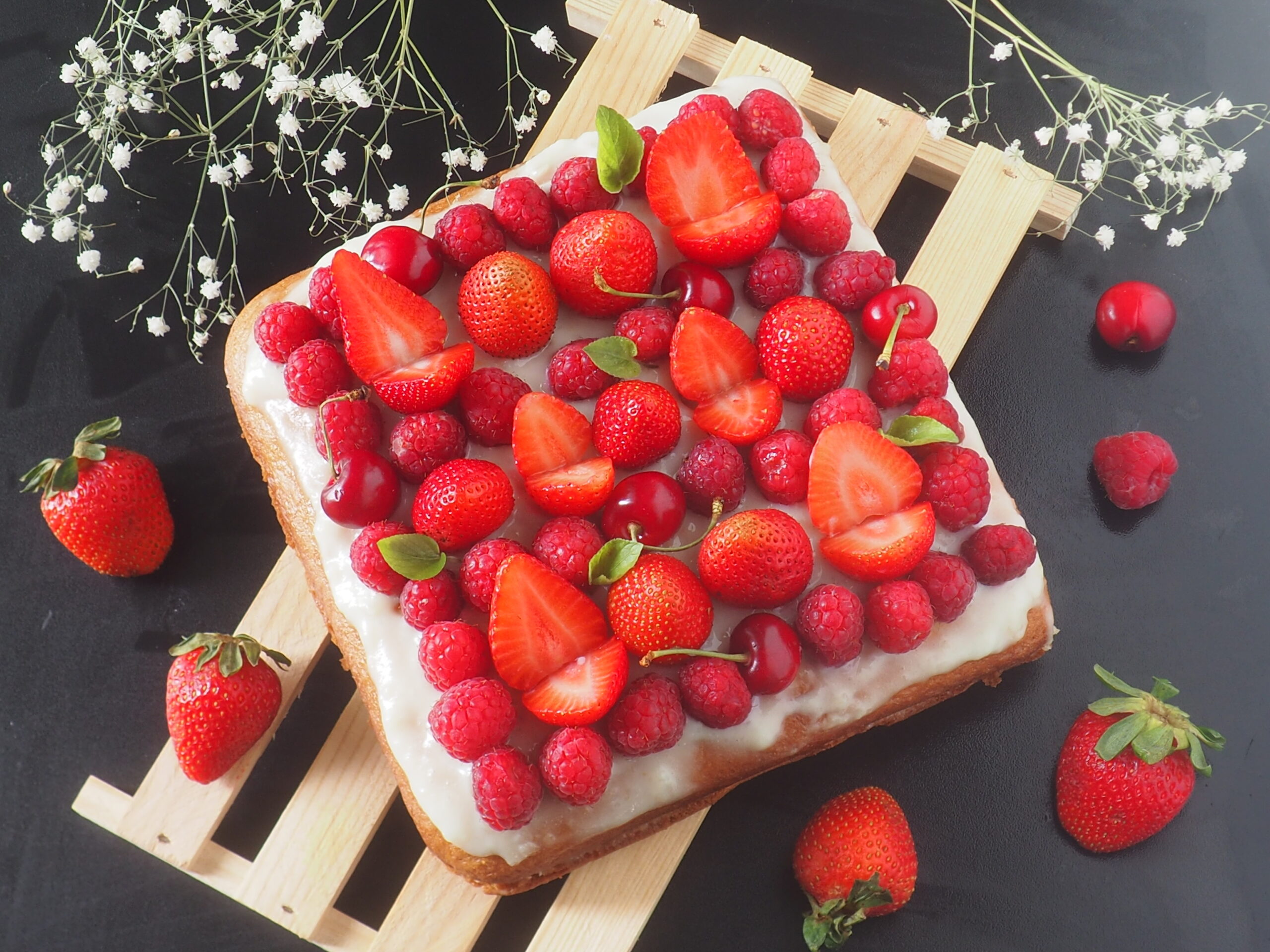Bolo fofo de frutos vermelhos recheado com creme de leite