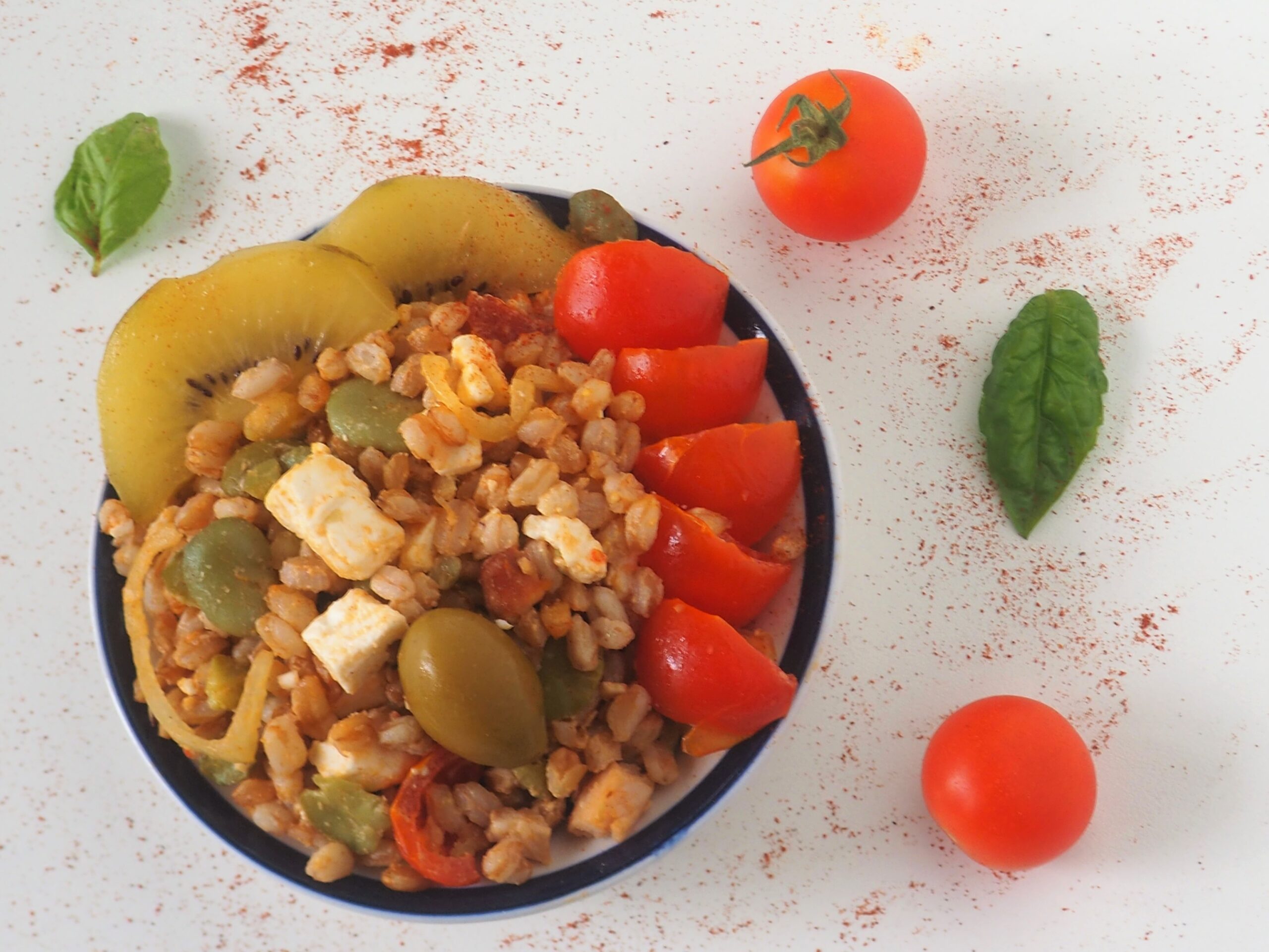 Salada de espelta com feta e kiwi