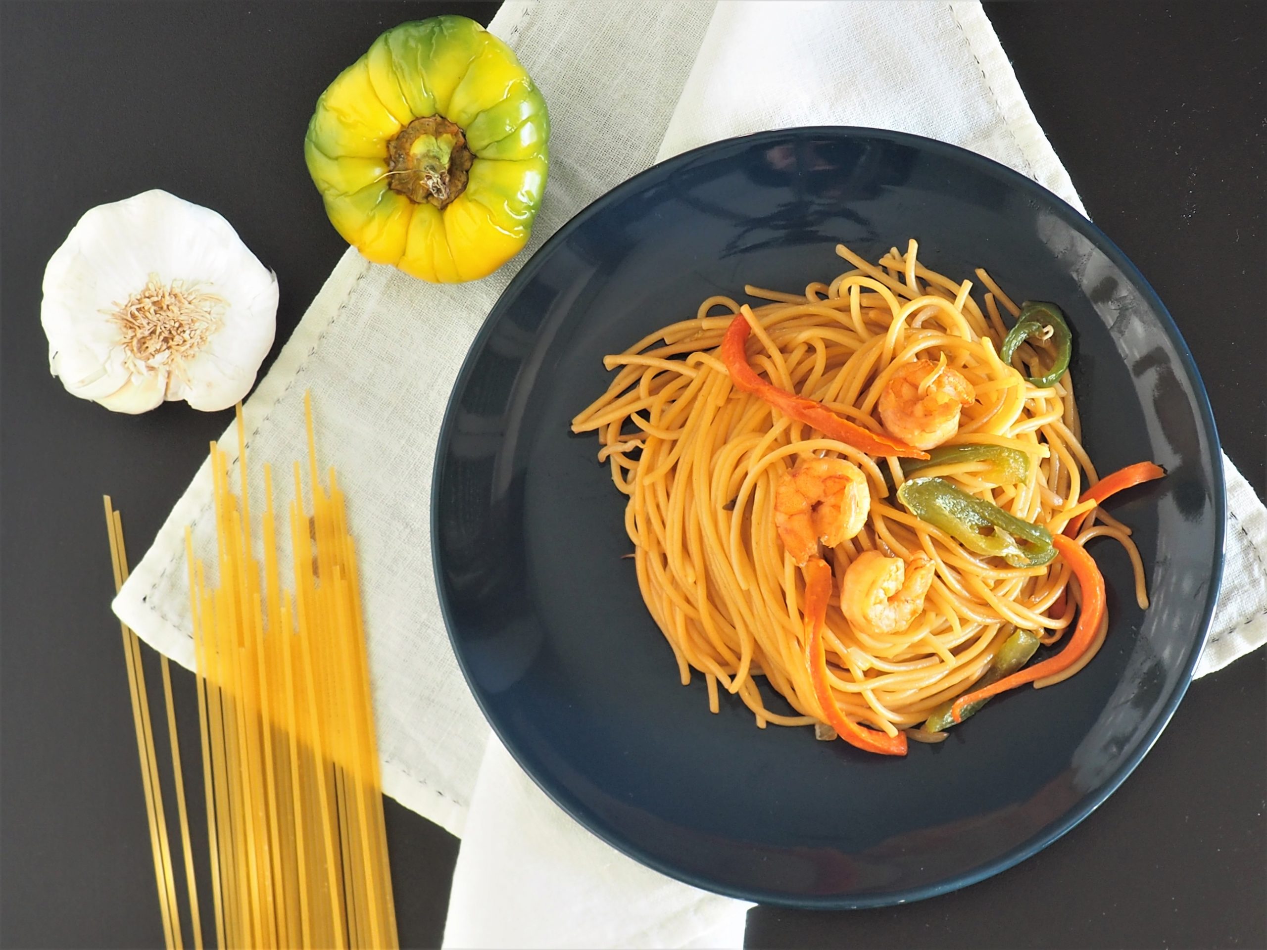 Spaghetti com vegetais e camarões