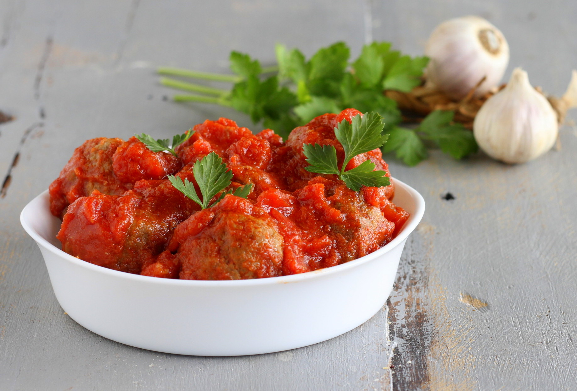 Almôndegas de carne e ricota com molho de tomate