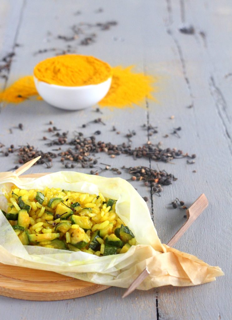 Arroz no papelote com abobrinha e cúrcuma