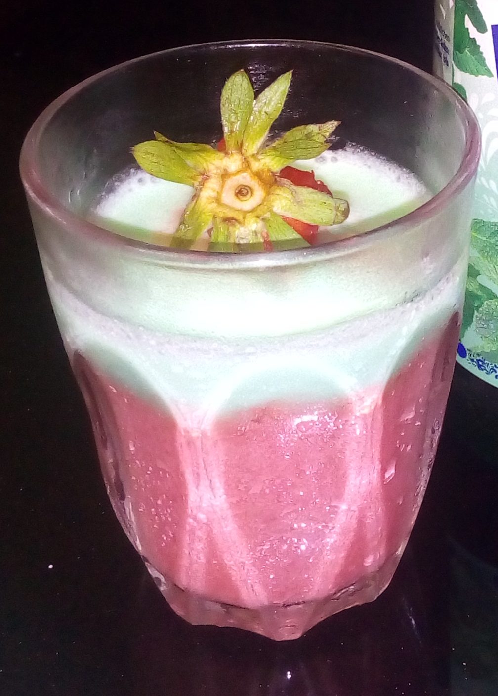 Sorvete de morango com calda de menta