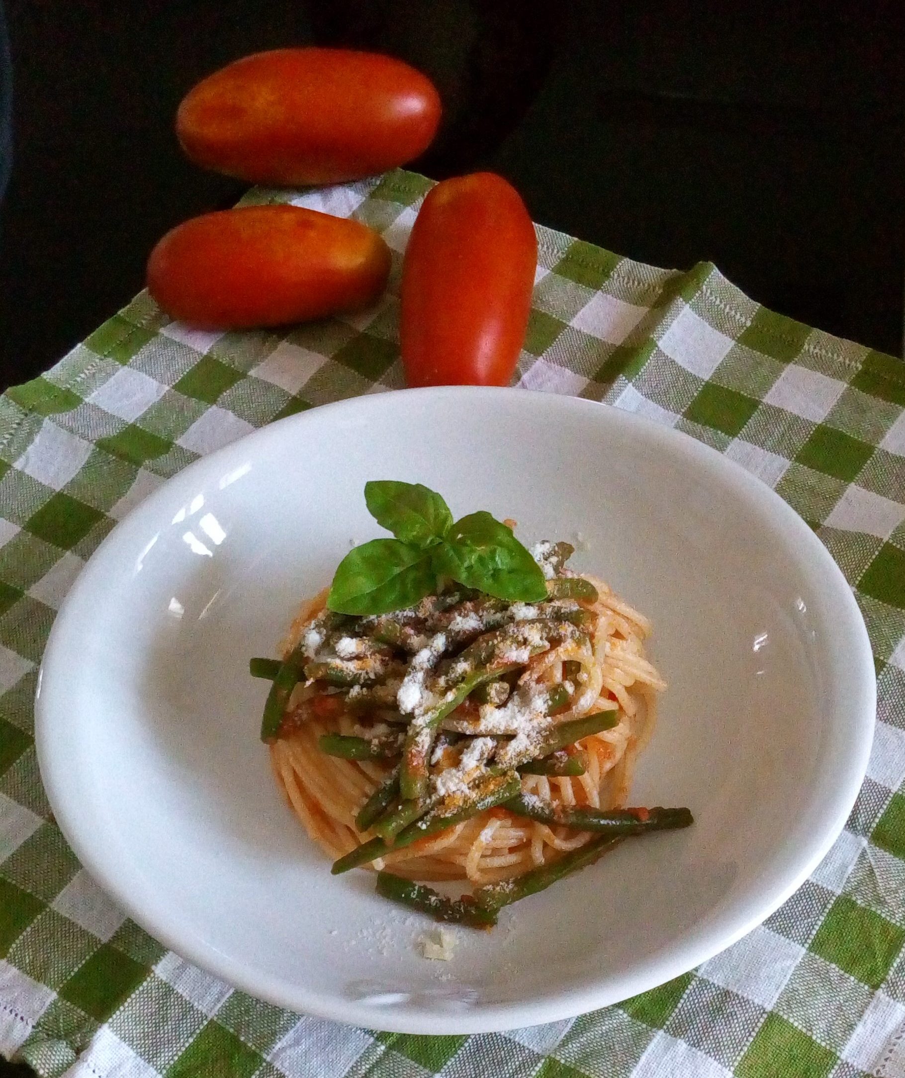 Da Basilicata: Espaguete com vagens, tomates e queijo cacio ricotta