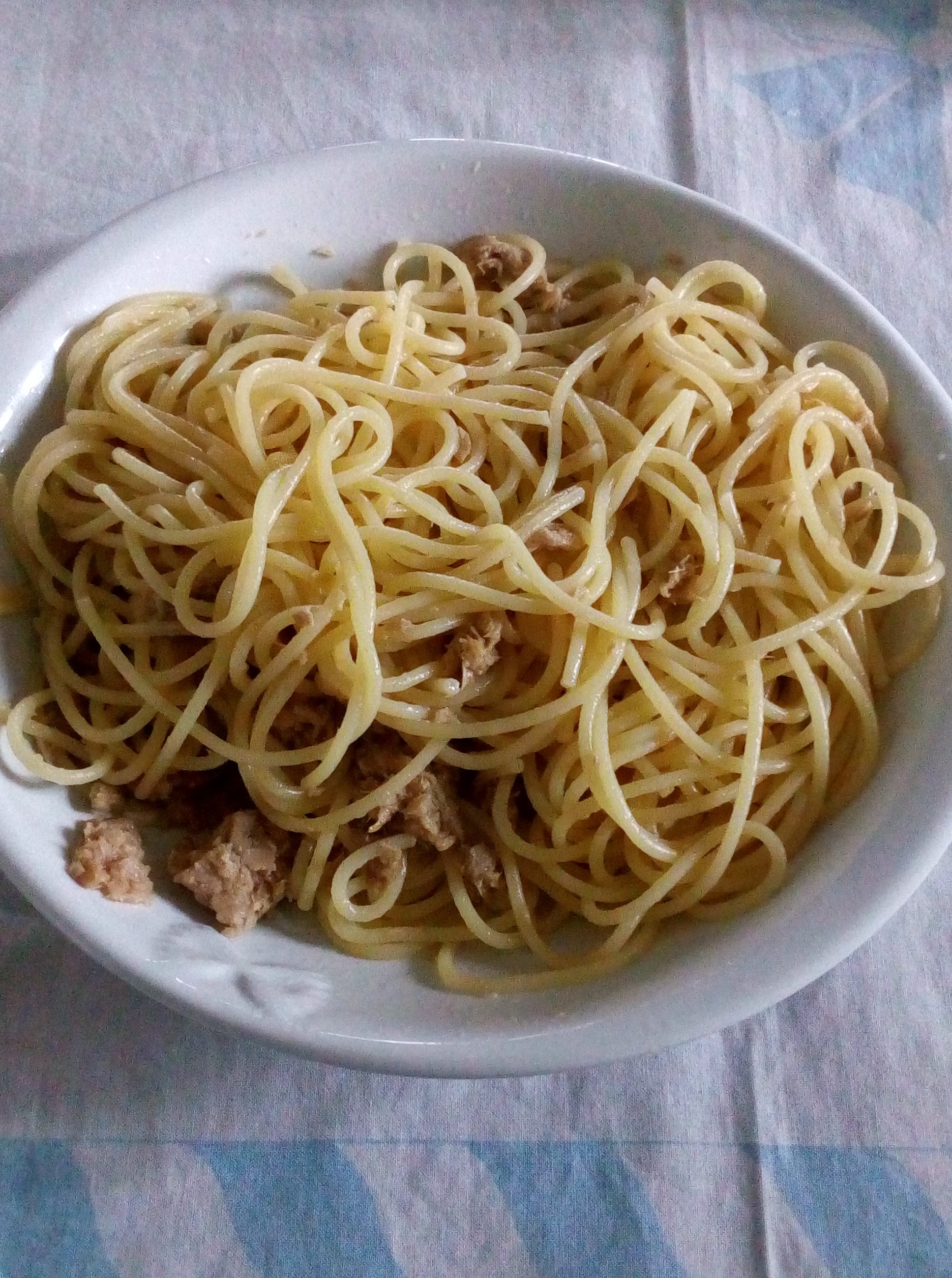 Espaguete manteiga e atum