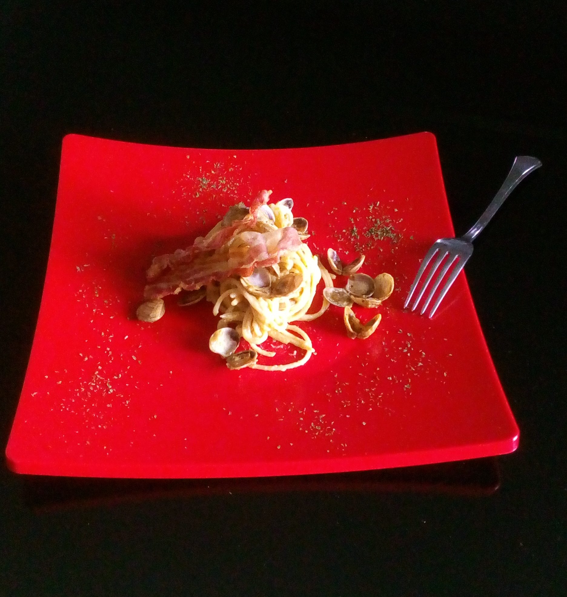 Espaguete com pesto de favas, amêijoas e bacon