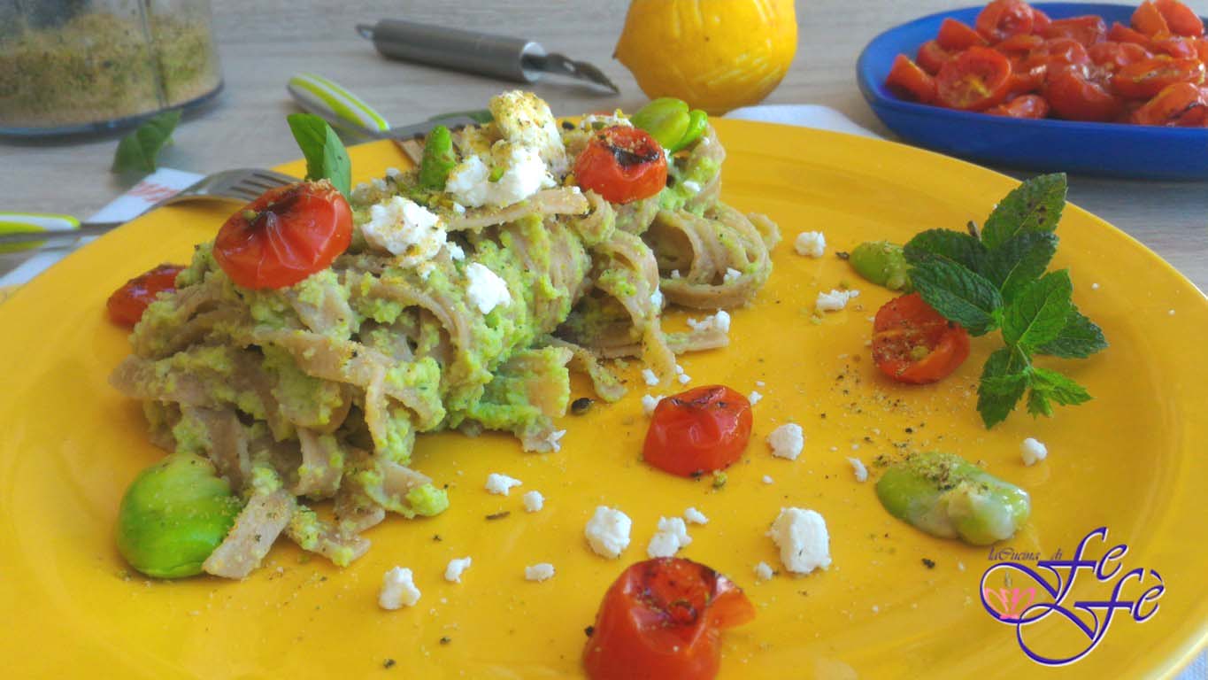 TAGLIATELLE DE TRIGO TUMMINIA COM PESTO DE FAVAS, FETA E TOMATINHOS ASSADOS