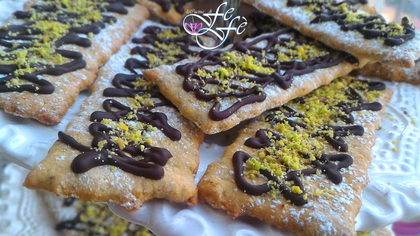 CHIACCHIERE DE PISTACHE E CHOCOLATE ASSADAS