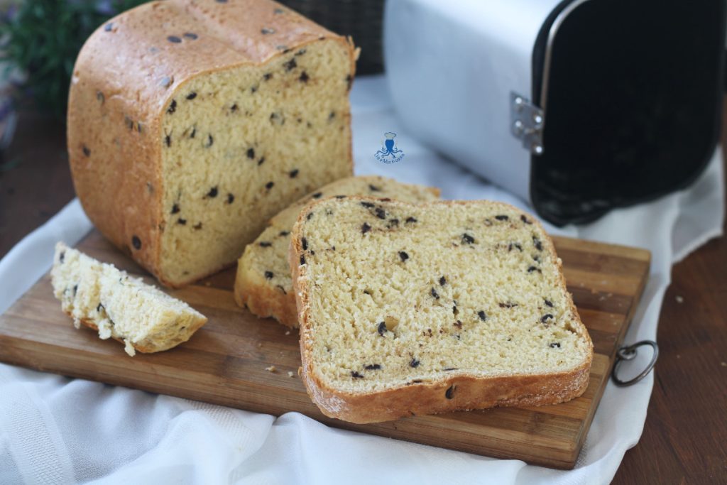 Pão brioche com gotas de chocolate com a máquina de pão1