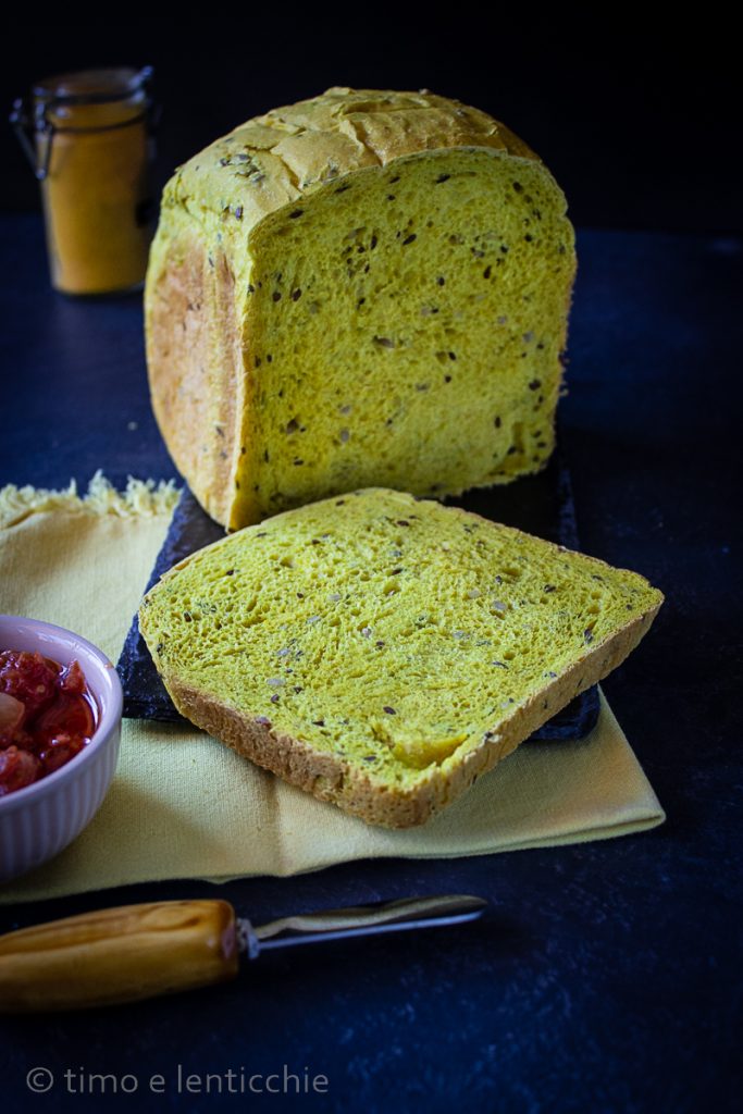 Pão de forma com cúrcuma