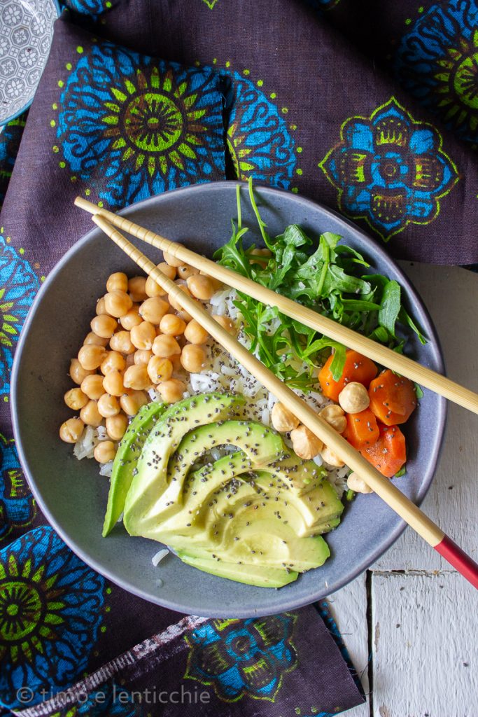 Poke basmati abacate e grão-de-bico