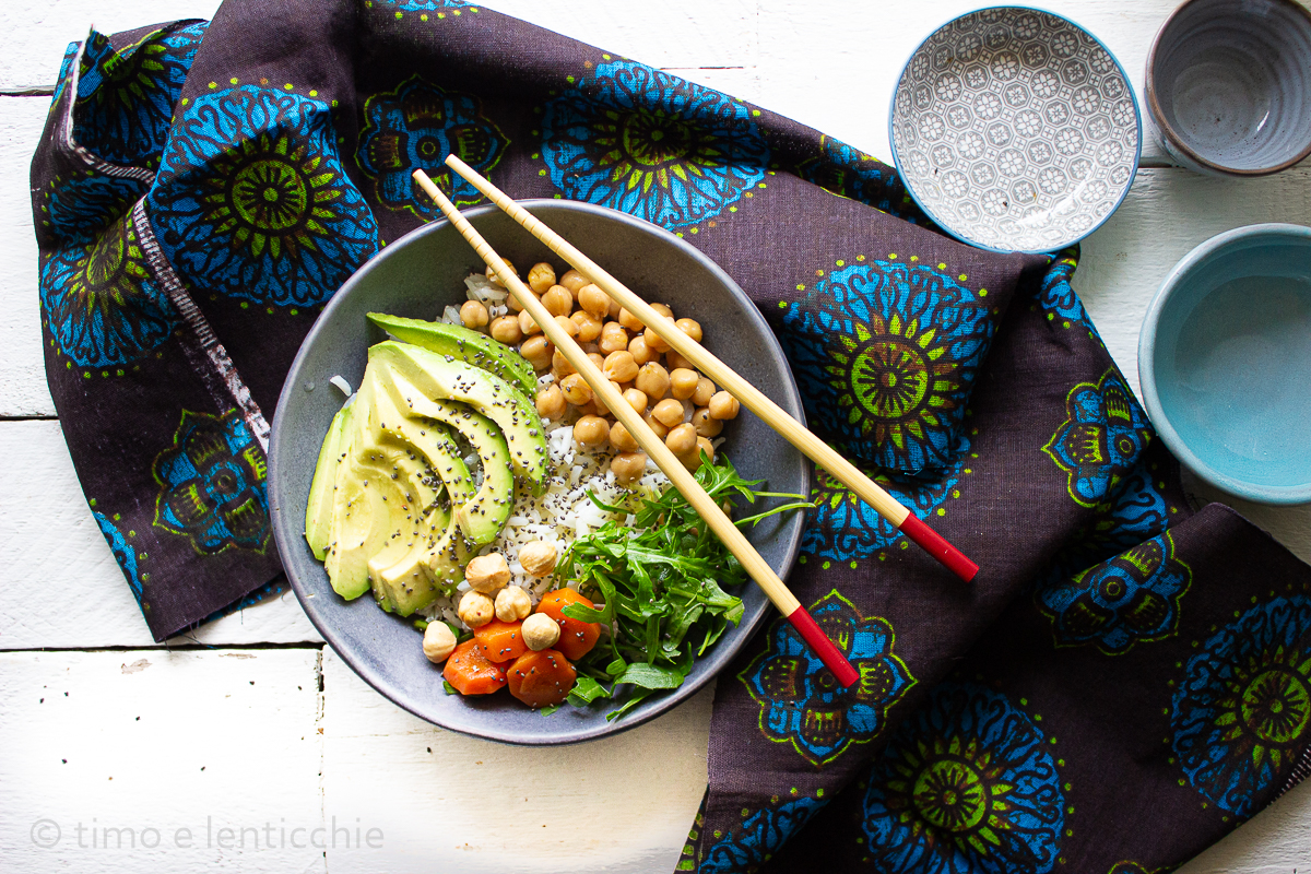 Poke basmati abacate e grão-de-bico
