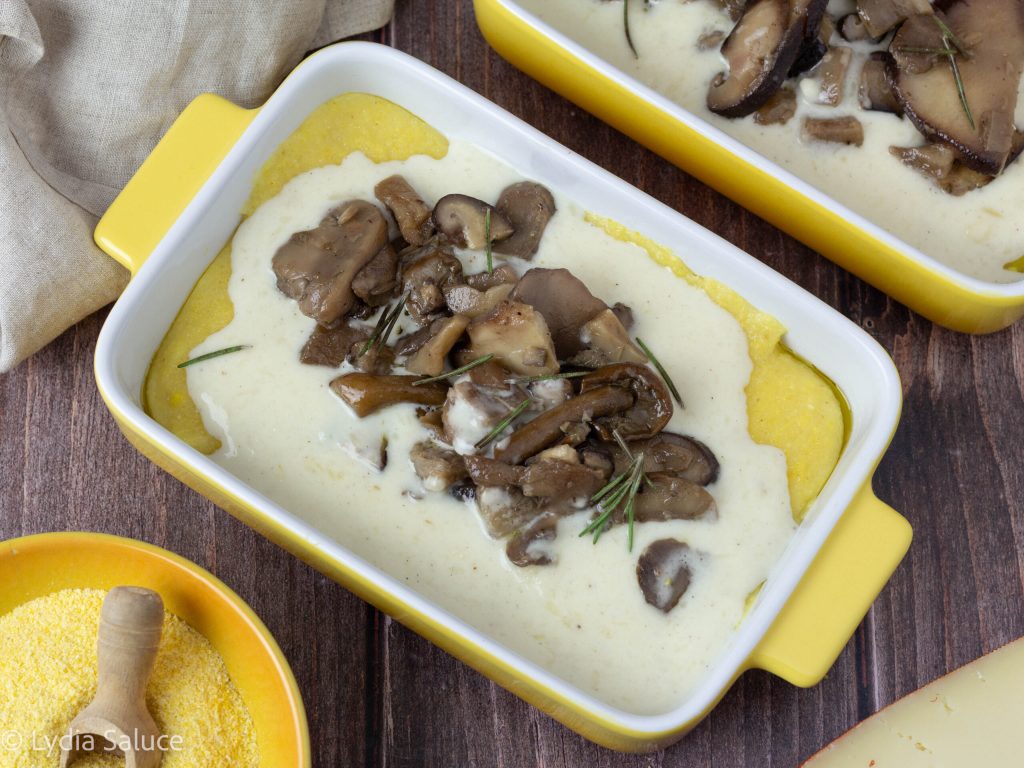 Polenta com cogumelos e creme de queijo