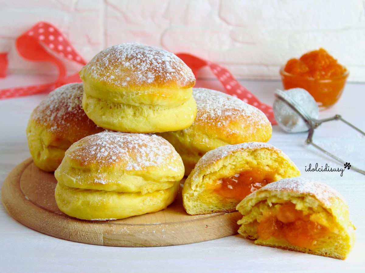 Krapfen assados fofos e leves, recheados com geleia