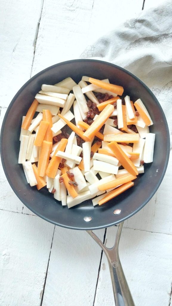 Raízes de chicória na frigideira